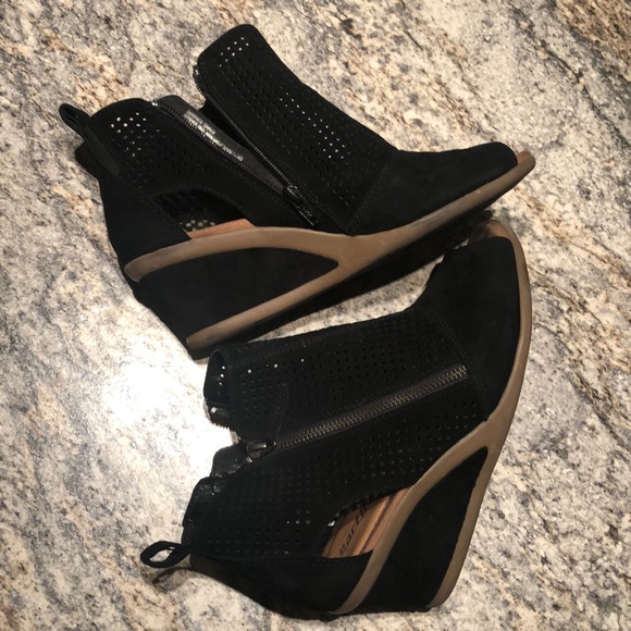 earth leather wedge sandals
